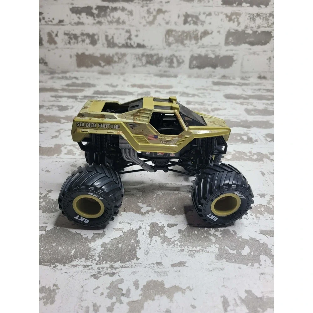 Lot of 3 Monster Jam Trucks Gravedigger, Earth Shaker,‎ Soldier Fortune